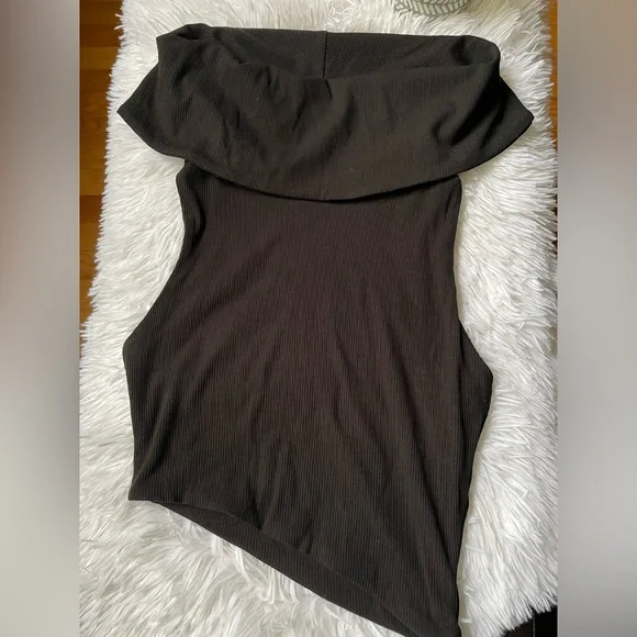 Naked wardrobe sleeveless Turtleneck Top 🖤 - Picture 5 of 8